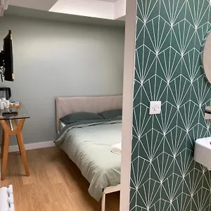 Ensuite Guest Unit With Air Conditioning And Free On Street Parking Guest house